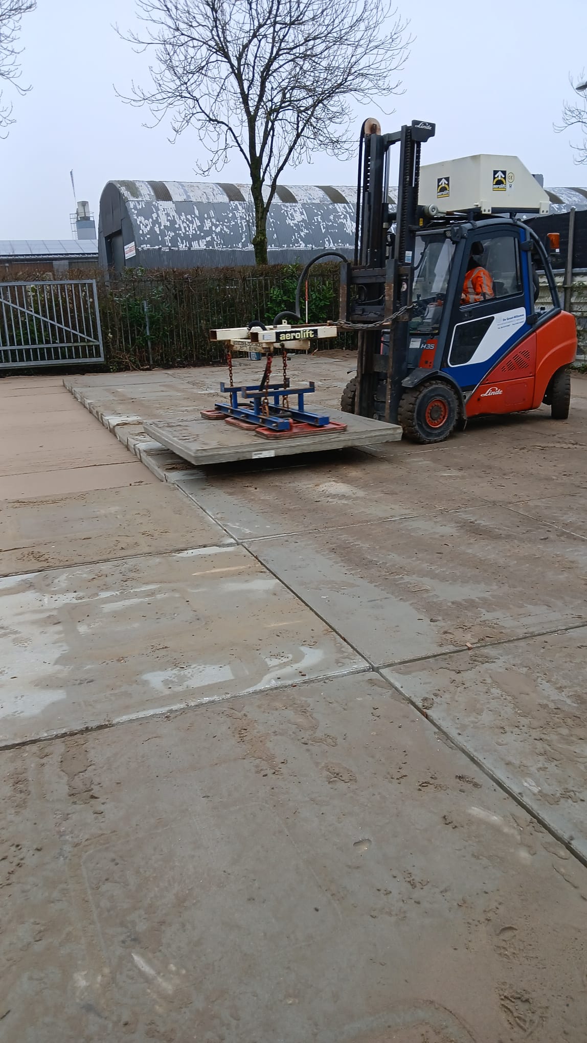 Gelegde betonplaten op een erf