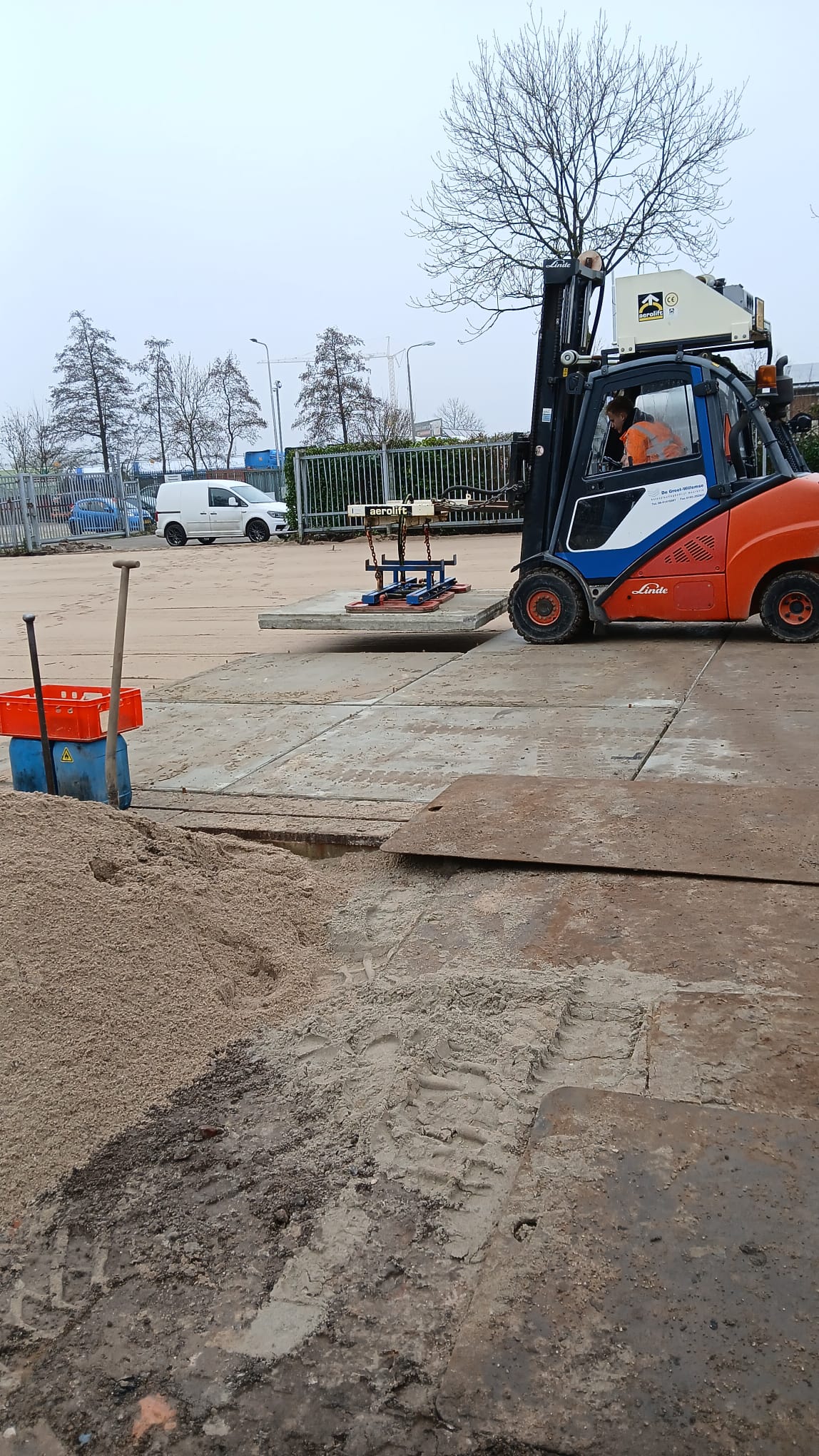 Betonplaten tijdens het herleggen