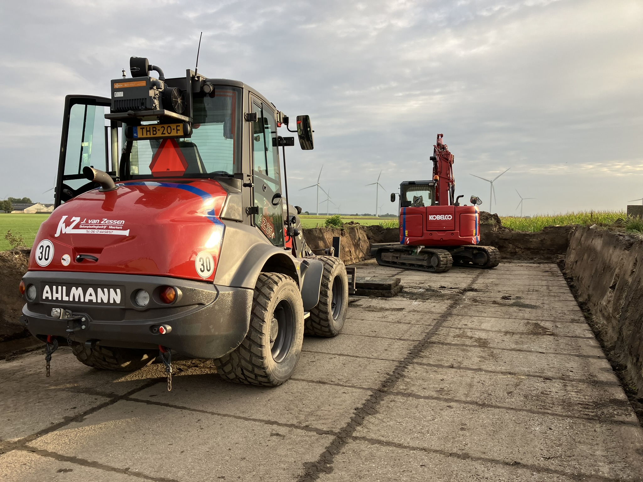 Shovel en kraan bij de sleufsilo