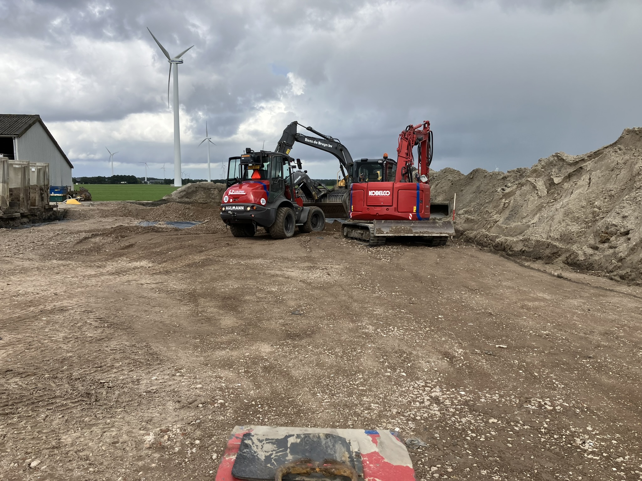 Shovel en kraan aan het werk
