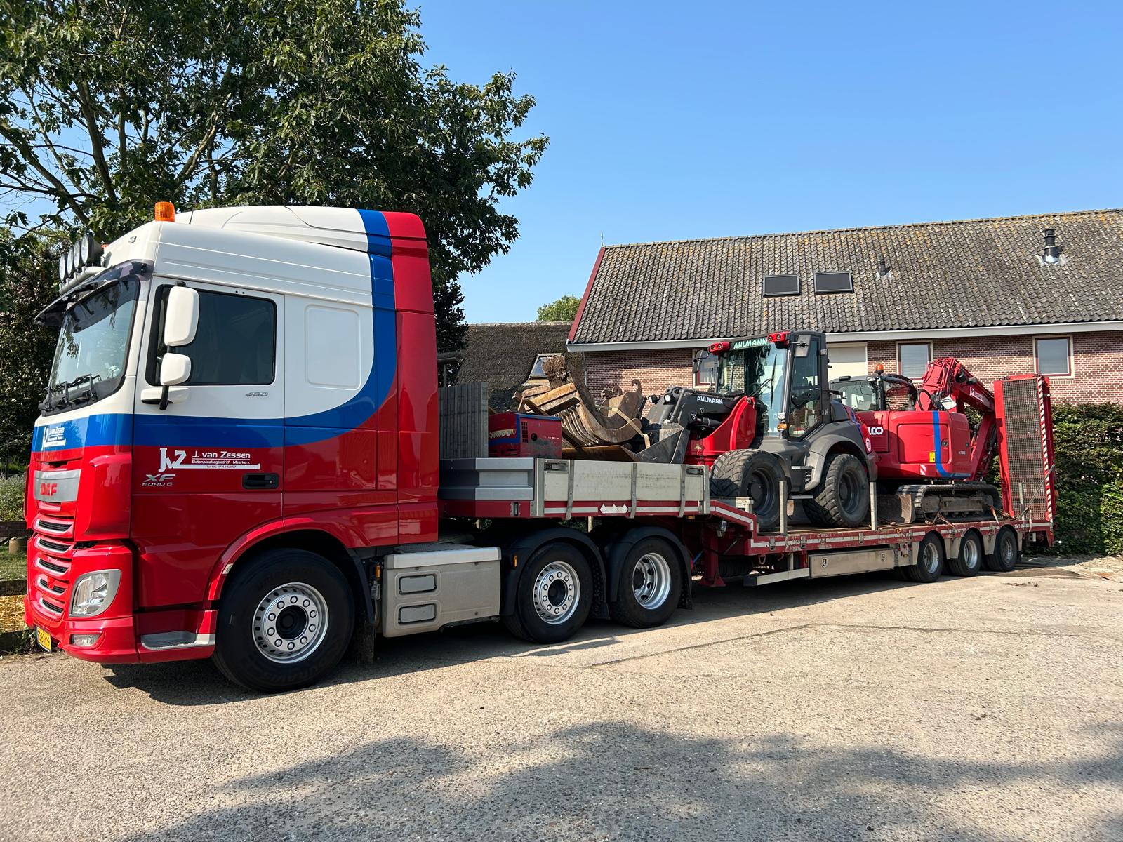 Vrachtwagen van J. van Zessen geladen met betonplaten