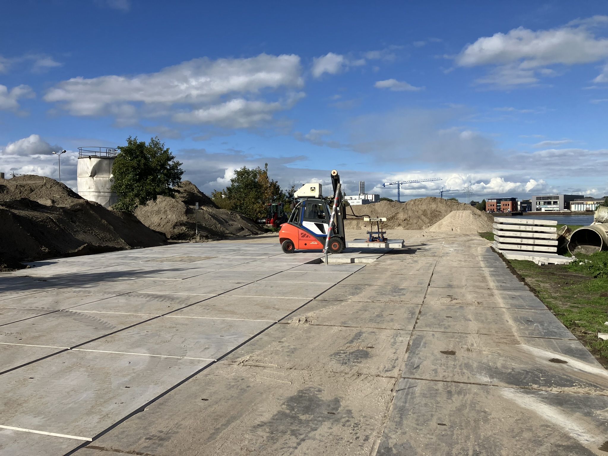 Heftruck verplaatst betonplaten