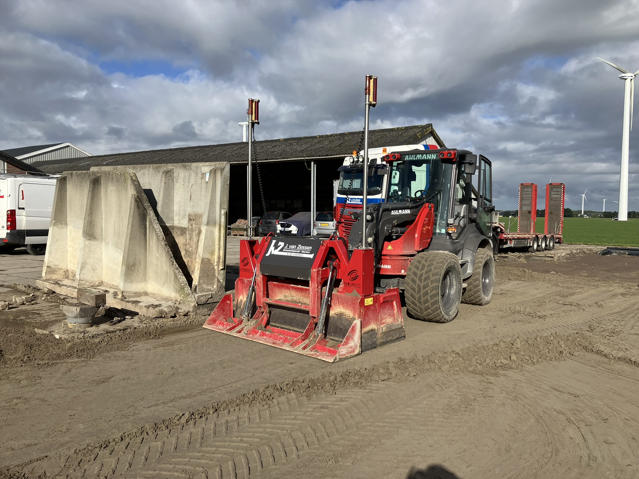 Shovel vooraanzicht bij een sleufsilo
