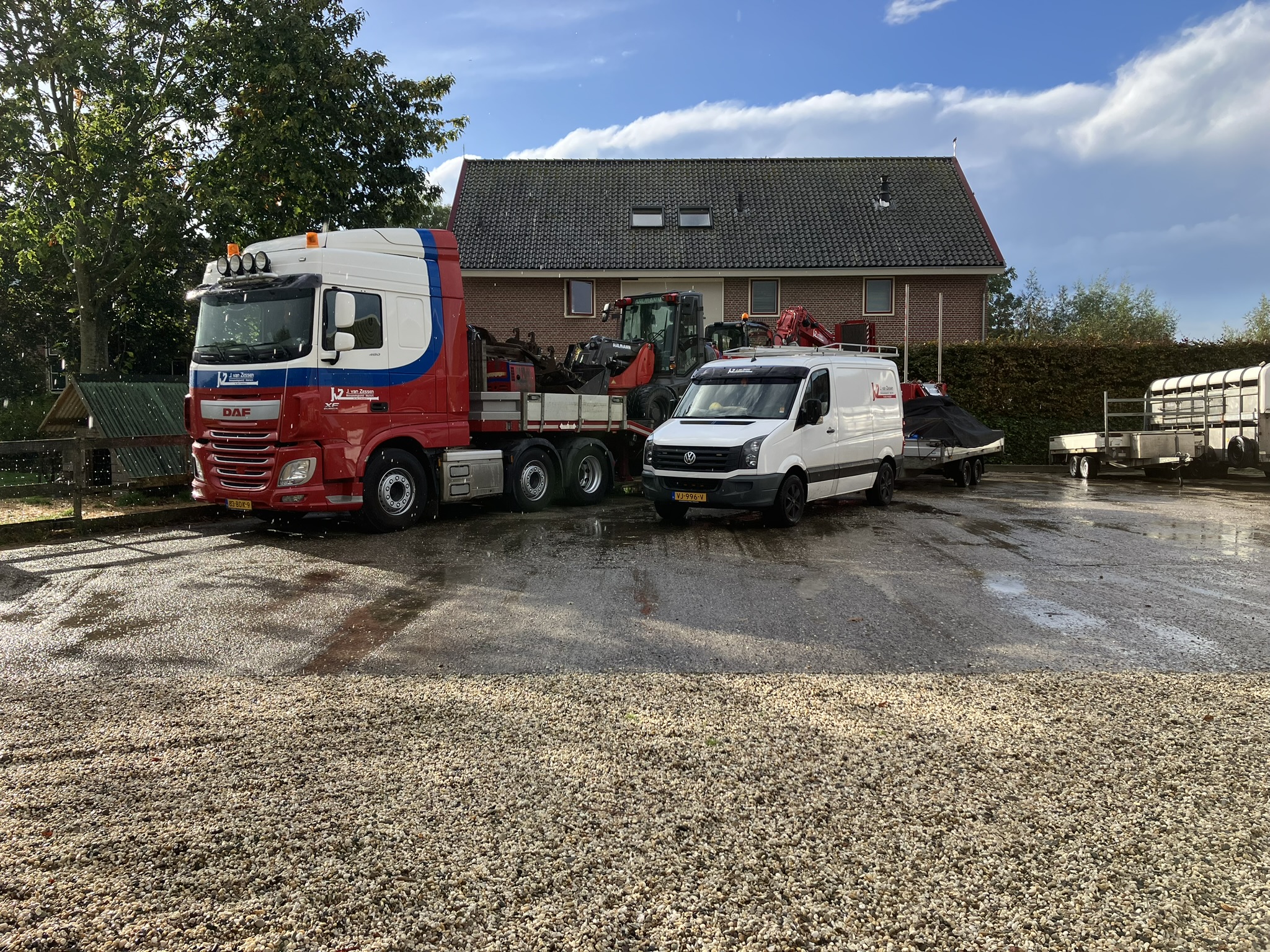 Vrachtwagen en bedrijfsbus van J. van Zessen