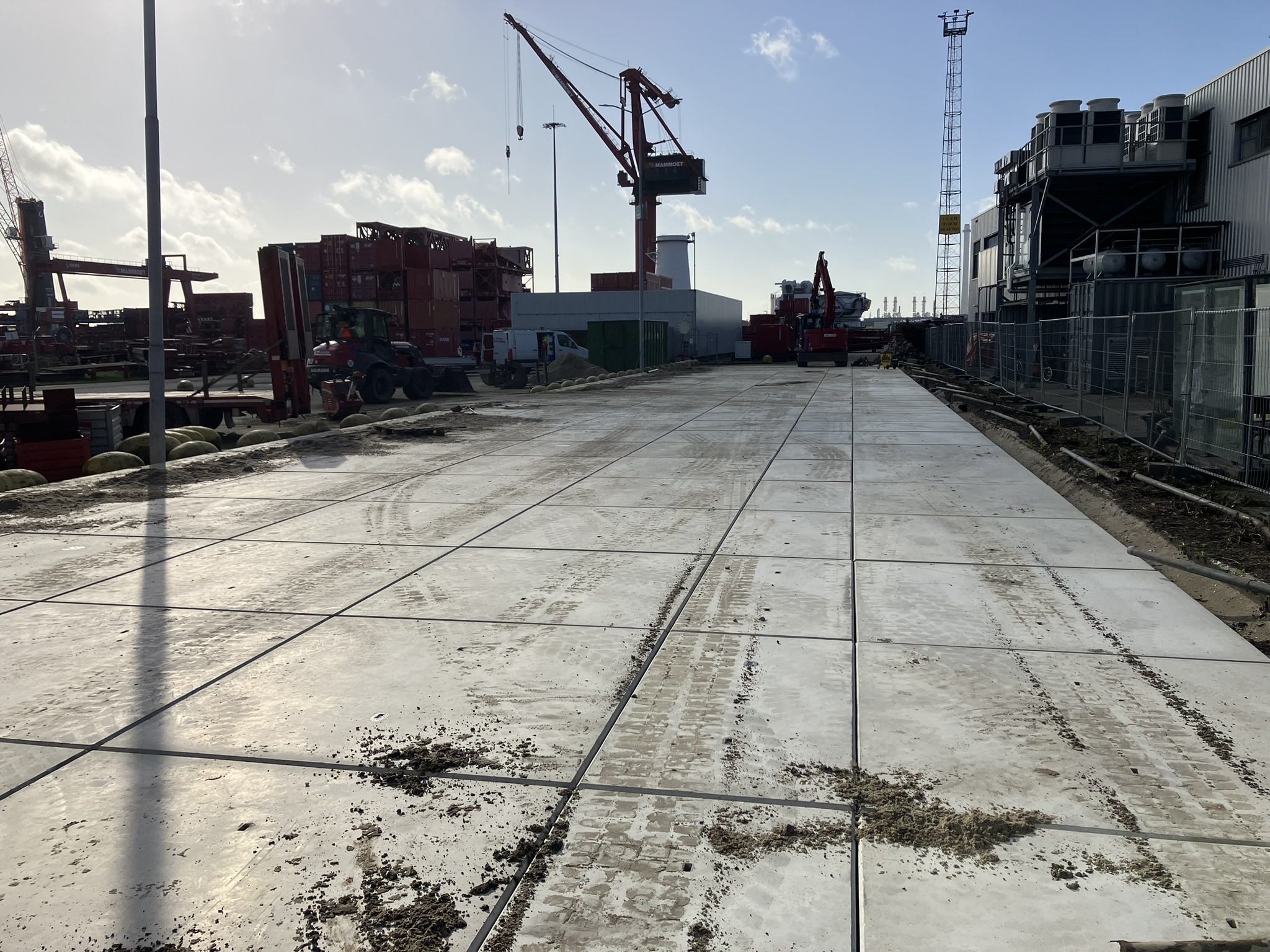 Betonplaten worden op maat gelegd