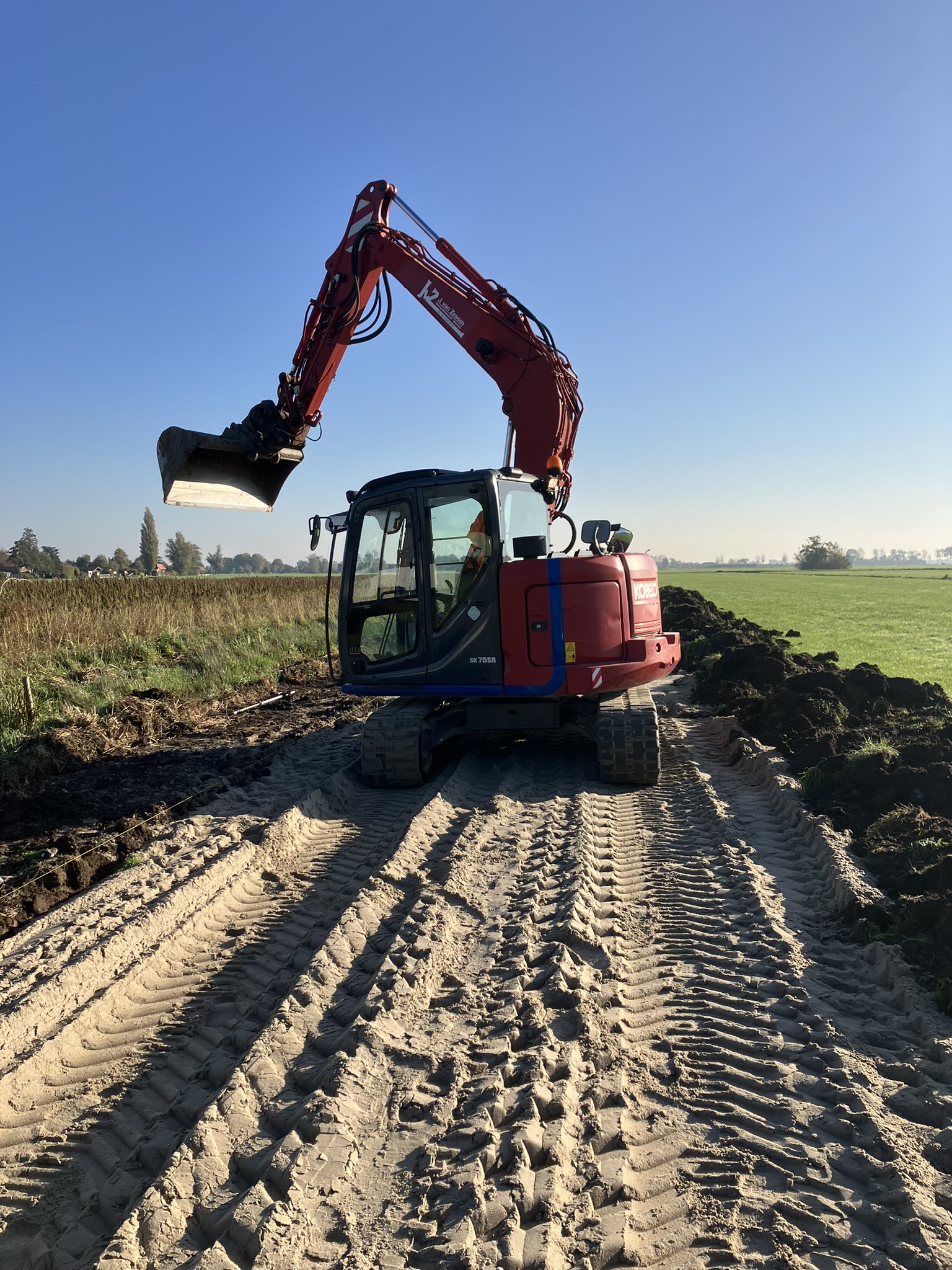 Machine op een kavelpad